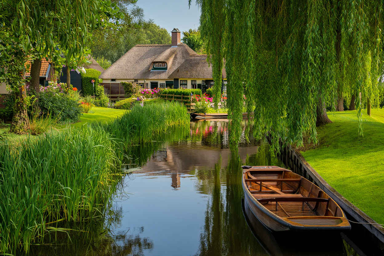 Rustiek Giethoorn met rieten daken en smalle kanaaltjes omzoomd door groen riet
